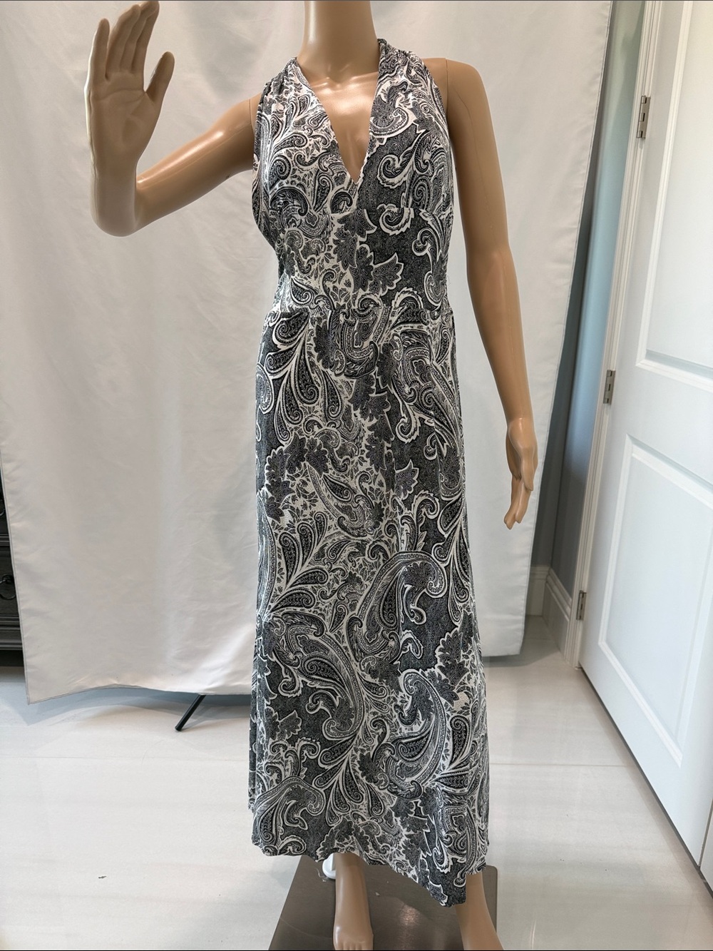H&M Sleeveless V-Neck Paisley Maxi Dress in Black and White Size S
